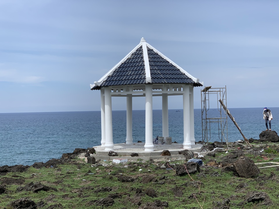 “Chòi” bê tông trên đá nham thạch:  Vị trí xây dựng không phù hợp - 2