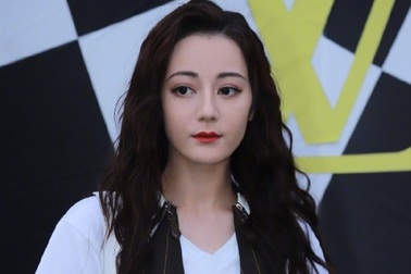 Địch Lệ Nhiệt Ba xấu “lạ” vì lỗi trang điểm