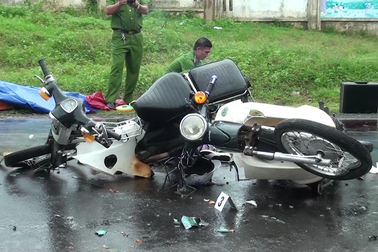 Đâm vào xe máy do học sinh cầm lái, một phụ nữ tử vong