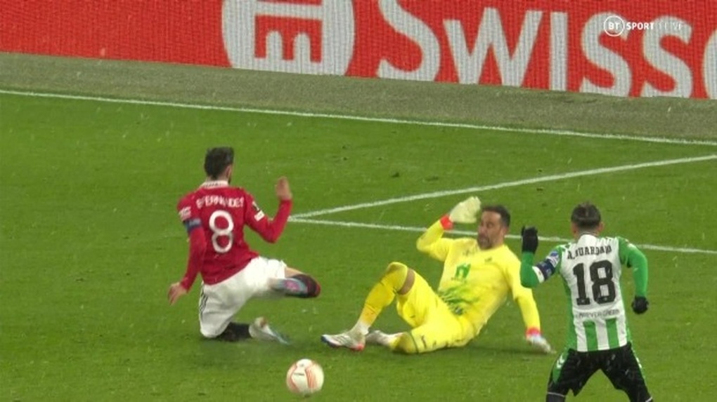 VAR bị chỉ trích khi Bruno Fernandes may mắn thoát thẻ đỏ - 3 VAR bị chỉ trích khi Bruno Fernandes may mắn thoát thẻ đỏ - 3