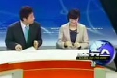 Video: Nữ MC mất việc vì... cười