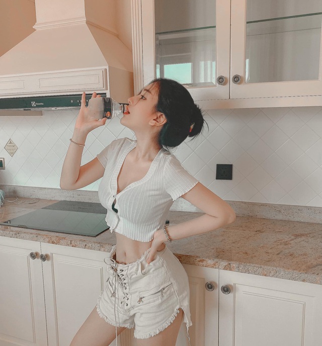So vòng eo thon của các nữ sinh 2K nổi tiếng, ai là người đẹp nhất? - 2 So vòng eo thon của các nữ sinh 2K nổi tiếng, ai là người đẹp nhất? - 2