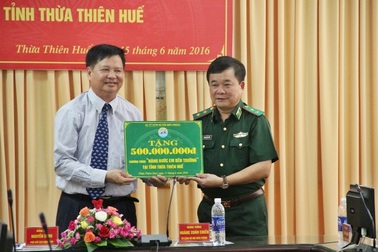 Bộ đội biên phòng trao tặng nửa tỉ đồng cho học sinh nghèo vùng sâu