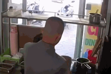 Đi mua cháo, ông bố Hà Nội lấy nhầm chiếc xe khác mỗi biển số rồi phóng đi