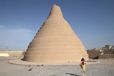 "Tủ lạnh" hơn 2.400 năm bảo quản băng đá và thực phẩm giữa sa mạc bỏng rát