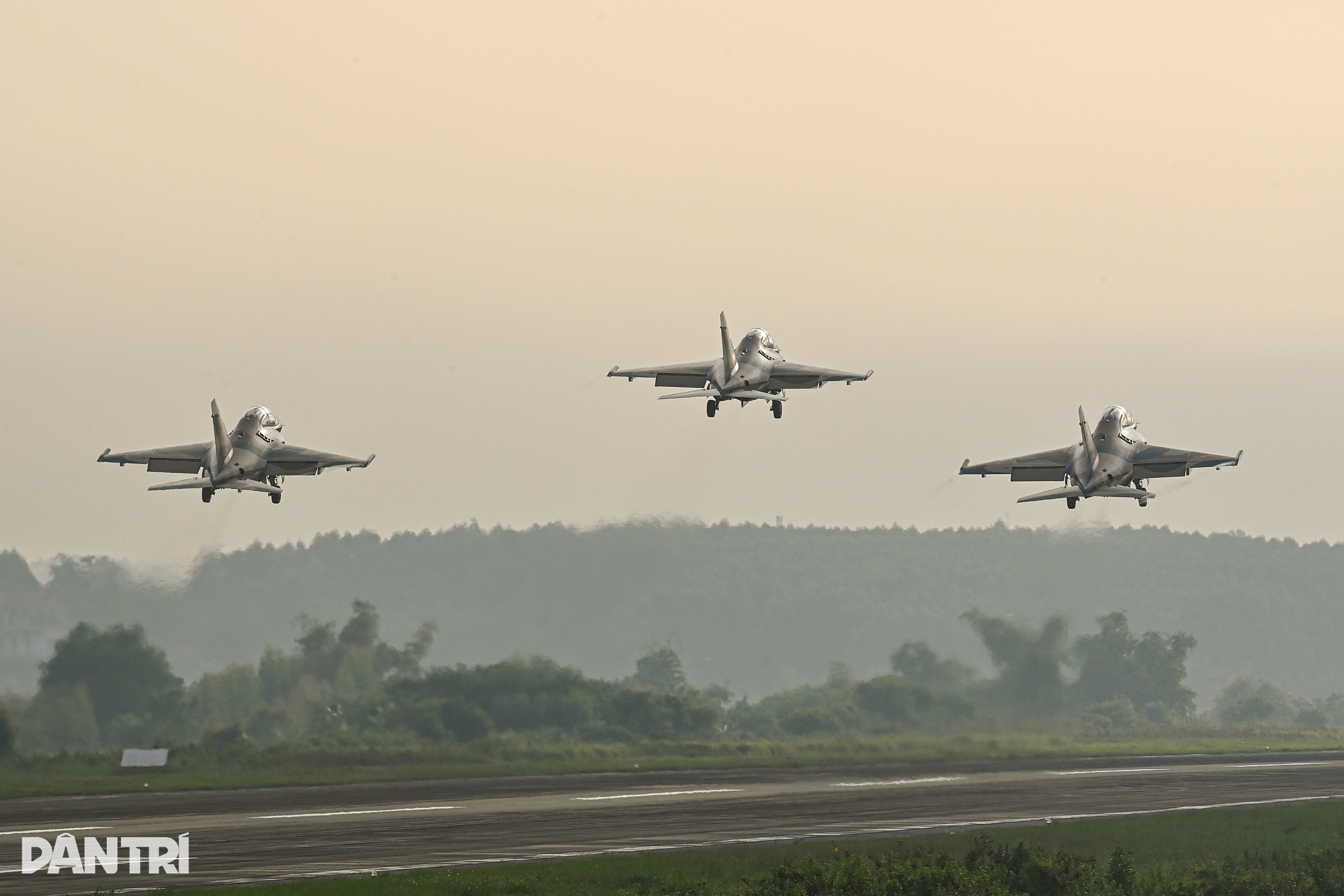 Khoảnh khắc SU-30MK2 xé gió, khí tụ kín lưng cánh như khoác mây trắng - 15