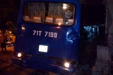 Người dân kể lại vụ xe khách húc sập 2 căn nhà, khiến 7 người nhập viện.