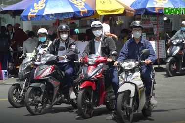 Nhan nhản học sinh điều khiển xe trên 50 phân khối đến trường ở TPHCM