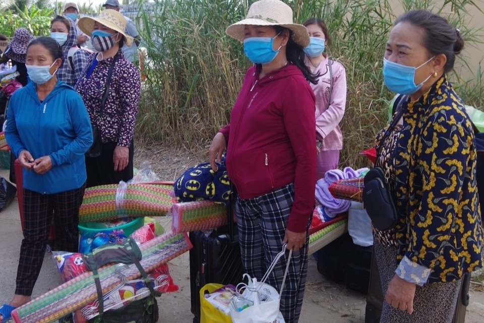 Hàng chục người xin vào khu cách ly chăm sóc các cháu bé về từ Hàn Quốc - 1 Hàng chục người xin vào khu cách ly chăm sóc các cháu bé về từ Hàn Quốc - 1