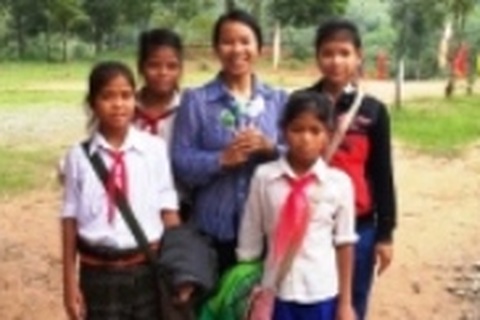 Những bông hoa dại, hạc giấy... tặng thầy cô ngày nhà giáo