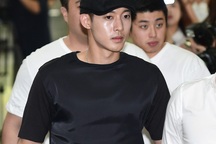 “Mỹ nam” Kim Hyun Joong lần đầu đối mặt bạn gái cũ sau scandal có “con rơi”