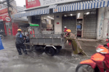 CSGT giúp dân đẩy hàng chục xe bị chết máy qua rốn ngập chợ Thủ Đức