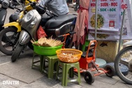 Hà Nội: Nhiều hàng quán "phơi" thực phẩm, đũa thìa ra mặt đường