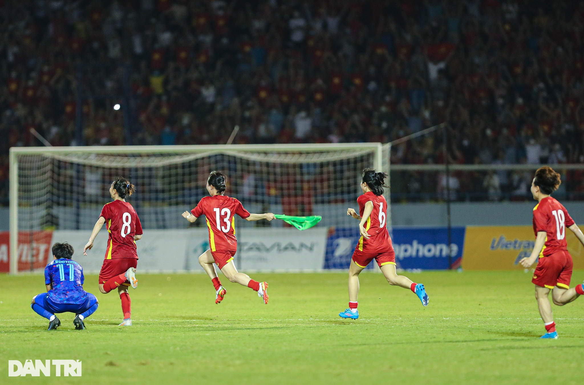 Khoảnh khắc ăn mừng bùng nổ của tuyển nữ Việt Nam sau khi vô địch SEA Games - 3 Khoảnh khắc ăn mừng bùng nổ của tuyển nữ Việt Nam sau khi vô địch SEA Games - 3