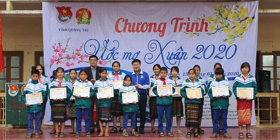 Trao hàng trăm phần quà “Ước mơ Xuân” đến với người dân, học sinh miền núi - 1 Trao hàng trăm phần quà “Ước mơ Xuân” đến với người dân, học sinh miền núi - 1