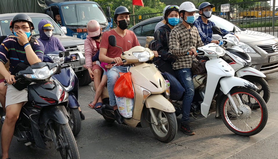 Người dân ùn ùn trở lại Hà Nội, CSGT căng mình giữ đường thông suốt - 7 Người dân ùn ùn trở lại Hà Nội, CSGT căng mình giữ đường thông suốt - 7