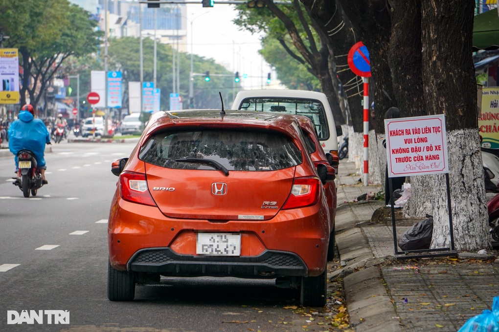 Những biển báo tự chế ở Đà Nẵng khiến các tài xế khó xử - 2 Những biển báo tự chế ở Đà Nẵng khiến các tài xế khó xử - 2