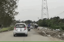 Ô tô lạng lách để vượt, suýt đẩy người đi xe máy ngã văng khỏi bờ đê