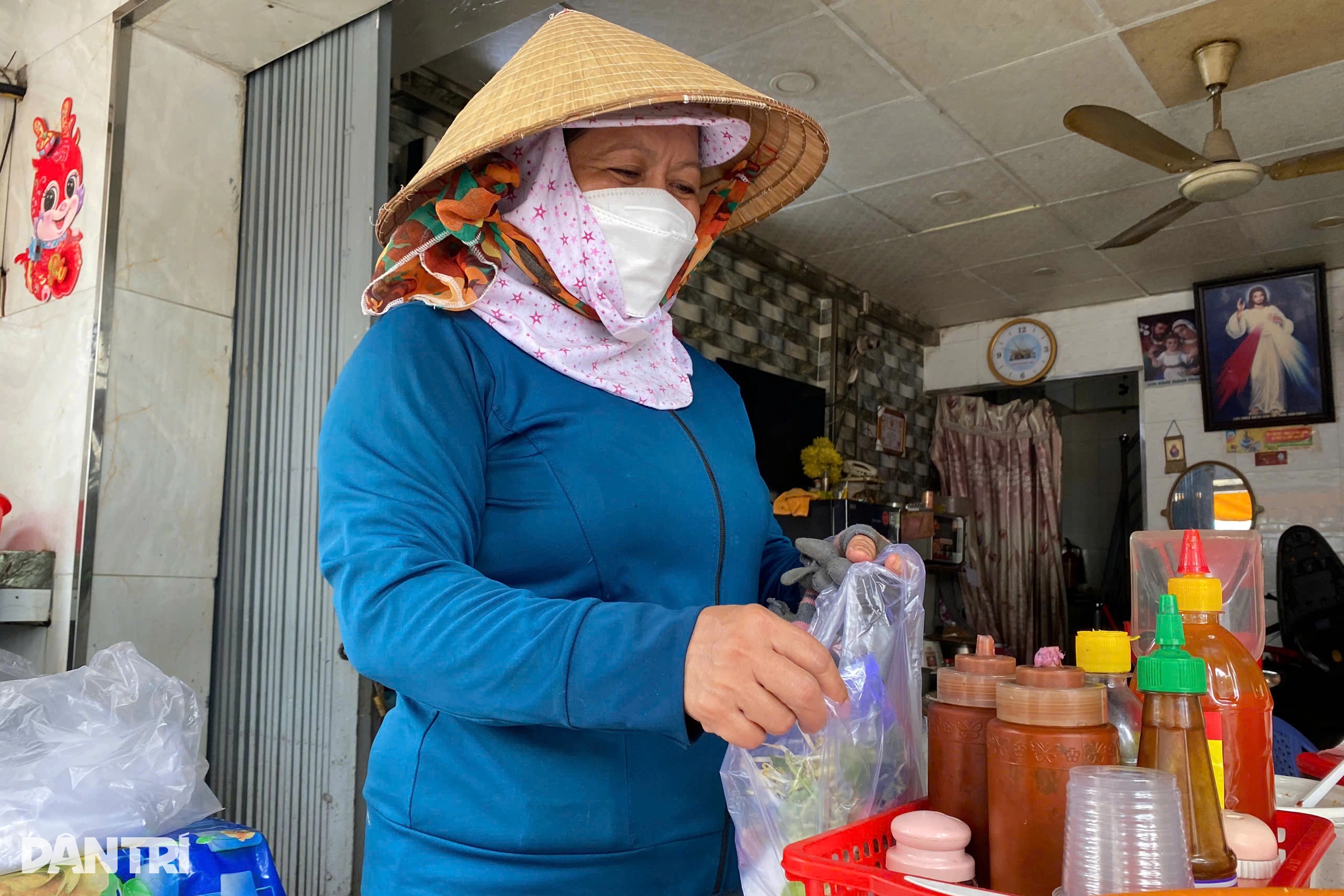 Hanging noodles in Ho Chi Minh City, hanging the love of generous people - 3 Bún treo tại TPHCM, treo tình thương của người hào sảng - 3