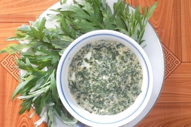 Lạ miệng với món trứng hấp ngải cứu