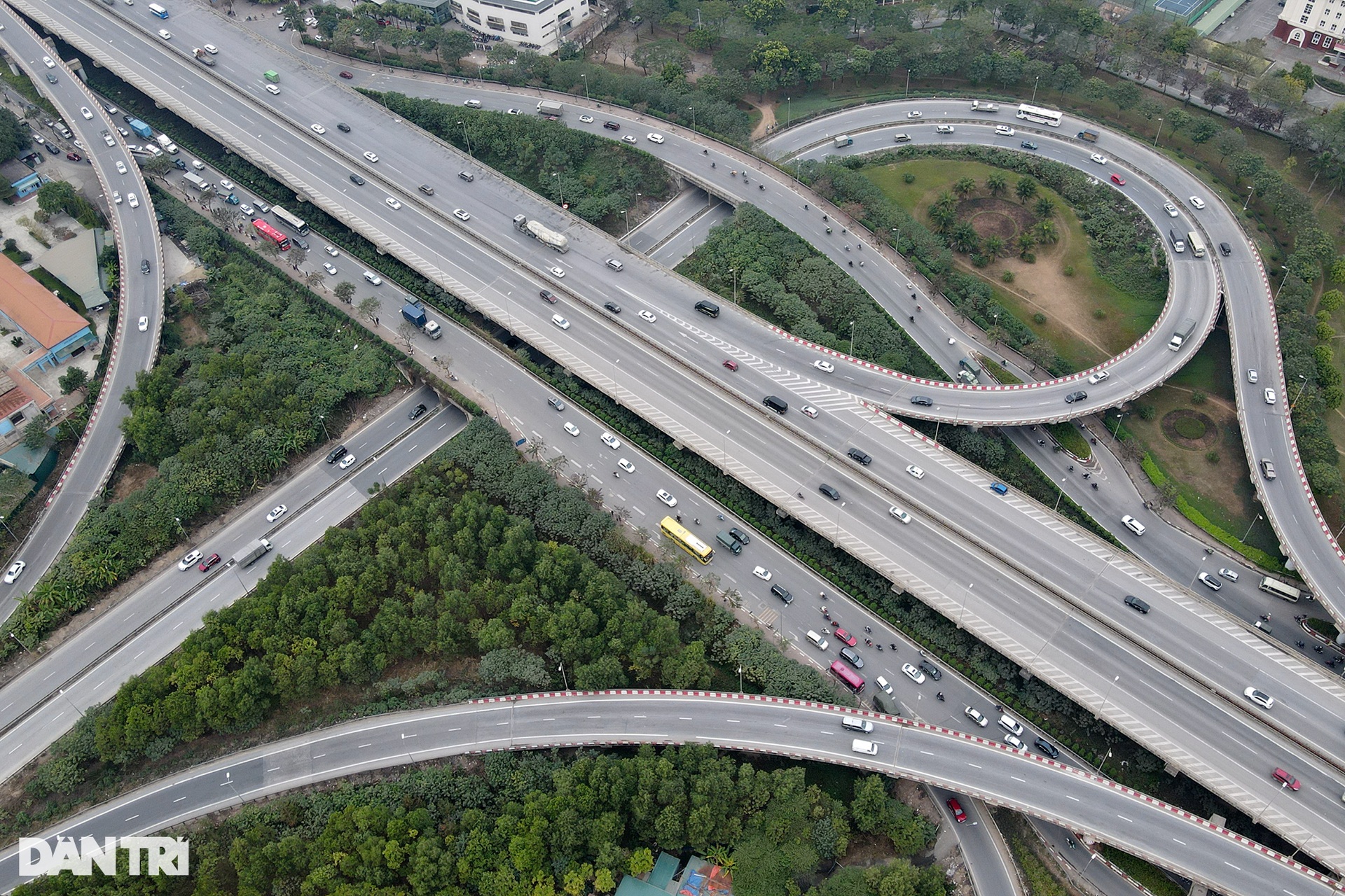 Ngày đầu nghỉ lễ: Hàng vạn ôtô chôn chân ở đường vành đai 3 - 8 Ngày đầu nghỉ lễ: Hàng vạn ôtô chôn chân ở đường vành đai 3 - 8
