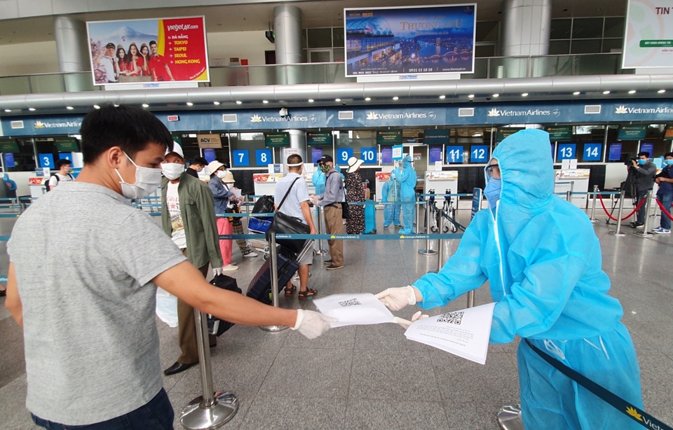 Covid-19: Đà Nẵng giao các đơn vị chia nhau tiếp nhận hồ sơ nhập cảnh - 1 Covid-19: Đà Nẵng giao các đơn vị chia nhau tiếp nhận hồ sơ nhập cảnh - 1