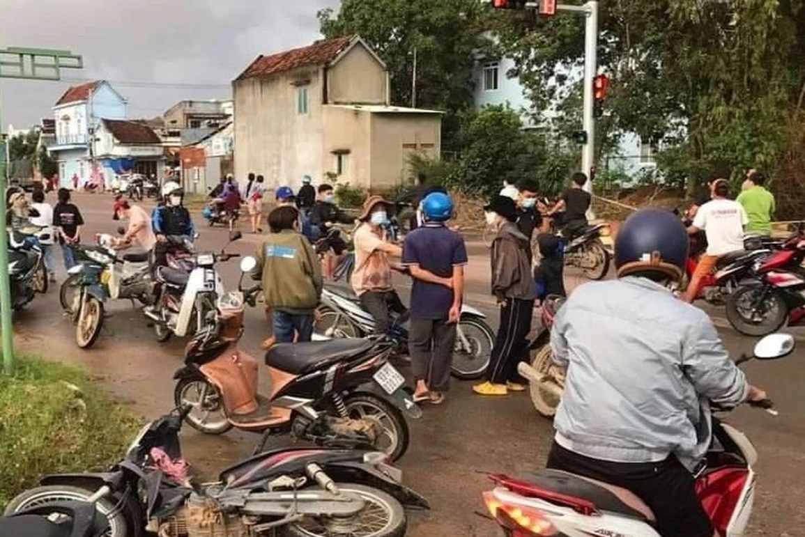 Ô tô đầu kéo tông hàng loạt xe máy, một người chết, 18 người bị thương - 1 Ô tô đầu kéo tông hàng loạt xe máy, một người chết, 18 người bị thương - 1