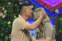 Chàng trai Đồng Tháp hôn bạn gái sai vị trí, bị MC Quyền Linh nhắc nhở