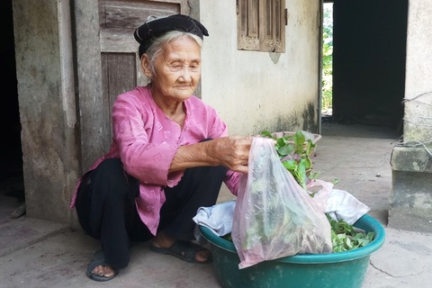 Cụ bà xin thoát nghèo được khen thưởng trong phong trào thi đua yêu nước