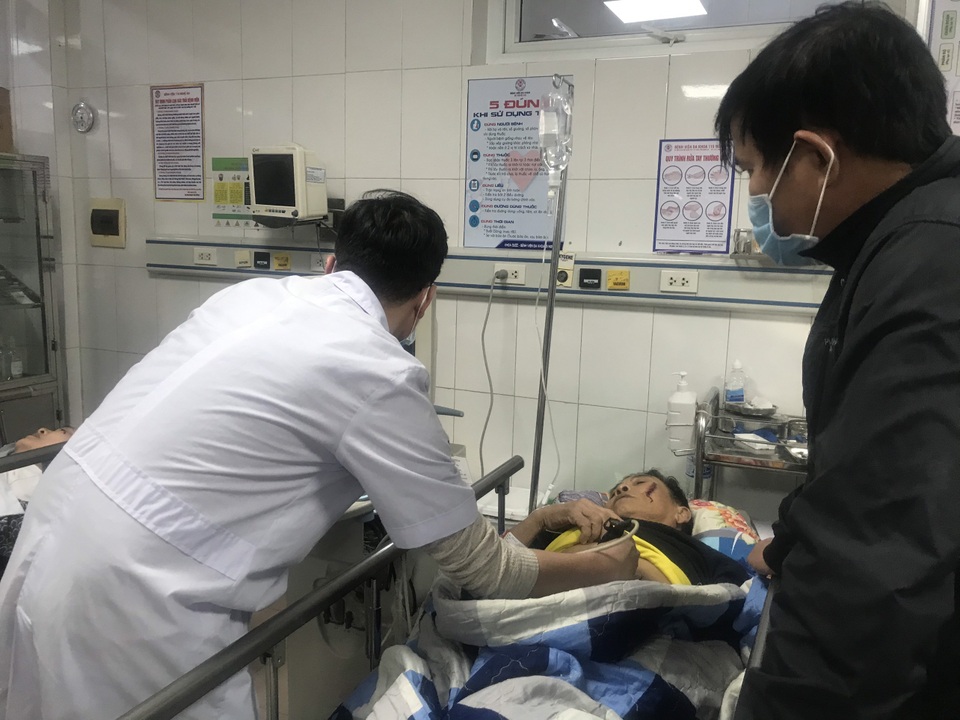 Thang tời rơi tự do từ tầng cao, nhiều công nhân nhập viện cấp cứu - 2 Thang tời rơi tự do từ tầng cao, nhiều công nhân nhập viện cấp cứu - 2