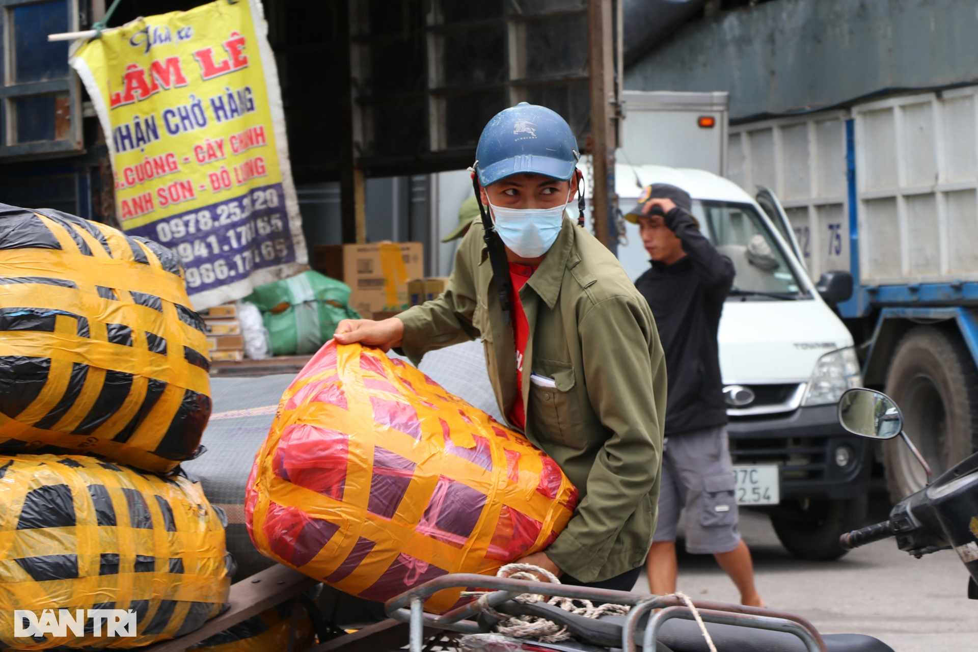 Người lao động đỏ như tôm luộc, đốt sức dưới trời nắng nóng - 7