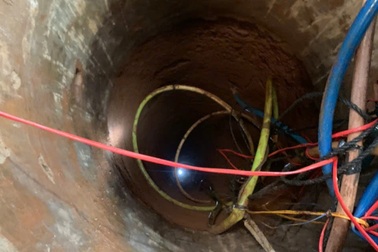 Hàng chục cảnh sát giải cứu 2 bố con bị rơi xuống giếng sâu hơn 30m