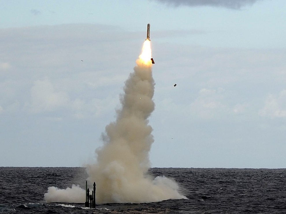 Uy lực tàu ngầm hạt nhân tỷ USD của Mỹ gặp sự cố ở Biển Đông - 9