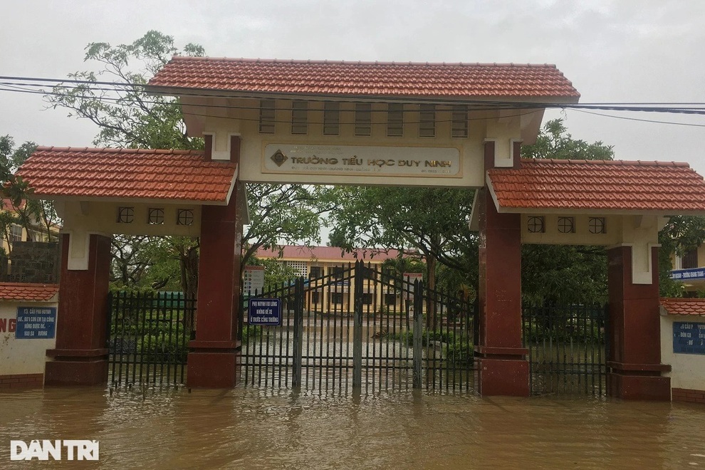 Nước dâng cao, hơn 50 trường học bị ngập, một học sinh bị lũ cuốn trôi - 2 Nước dâng cao, hơn 50 trường học bị ngập, một học sinh bị lũ cuốn trôi - 2