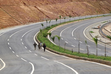 Đường nghìn tỷ chỉ để… phơi mì và đi bộ lên rẫy