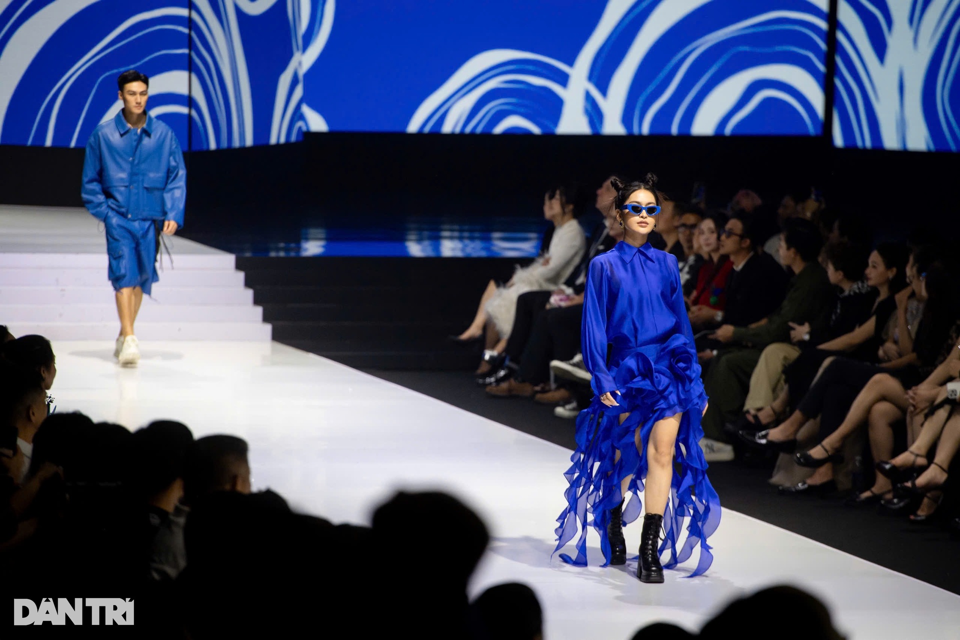 Lan Ngọc - Xuân Tiền nhảy APT., mẹ Đỗ Mạnh Cường bất ngờ đi catwalk - 13 Lan Ngọc - Xuân Tiền nhảy APT., mẹ Đỗ Mạnh Cường bất ngờ đi catwalk - 13