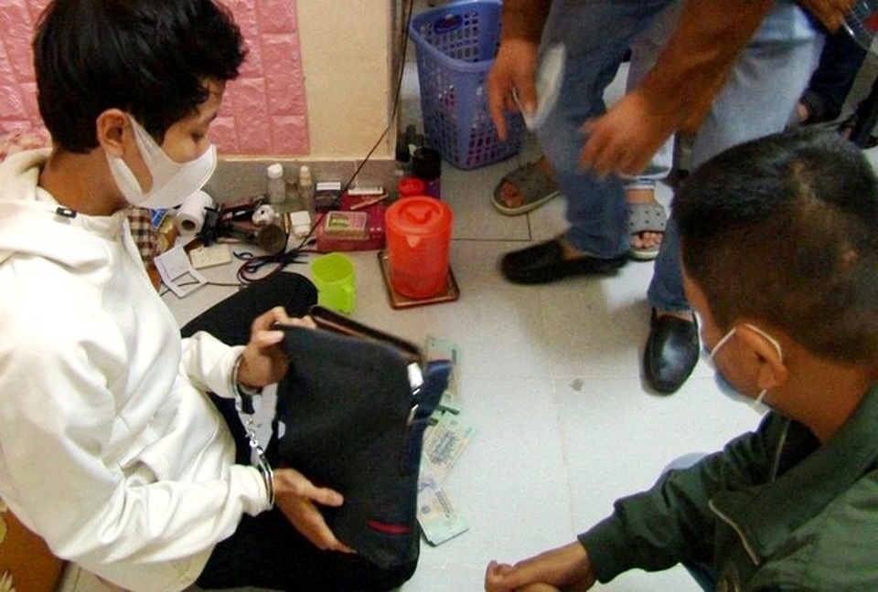 Mở xe ô tô trong đêm khuya lấy trộm gần 400 triệu đồng - 1 Mở xe ô tô trong đêm khuya lấy trộm gần 400 triệu đồng - 1