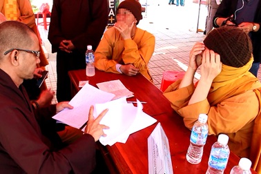 Hàng loạt người giả nhà sư đi xin tiền tại lễ hội
