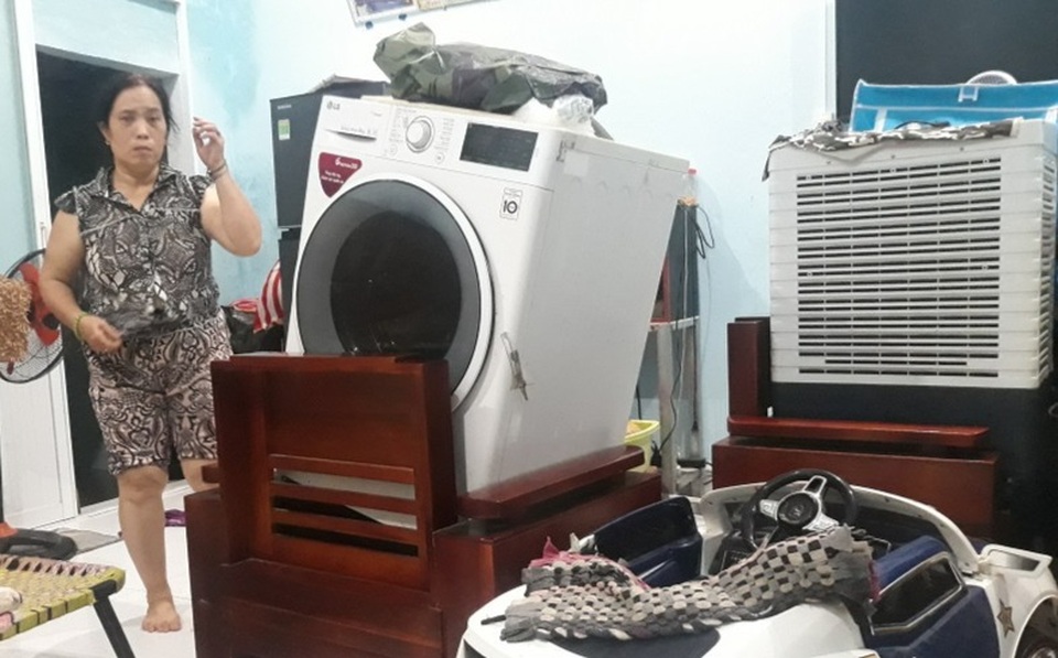 Lũ đổ về bất ngờ, người dân cuống cuồng chạy lũ trong đêm - 4 Lũ đổ về bất ngờ, người dân cuống cuồng chạy lũ trong đêm - 4