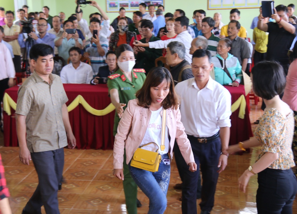 Cả trăm người náo loạn tại buổi xin lỗi đôi vợ chồng bị kết án oan - 6 Cả trăm người náo loạn tại buổi xin lỗi đôi vợ chồng bị kết án oan - 6