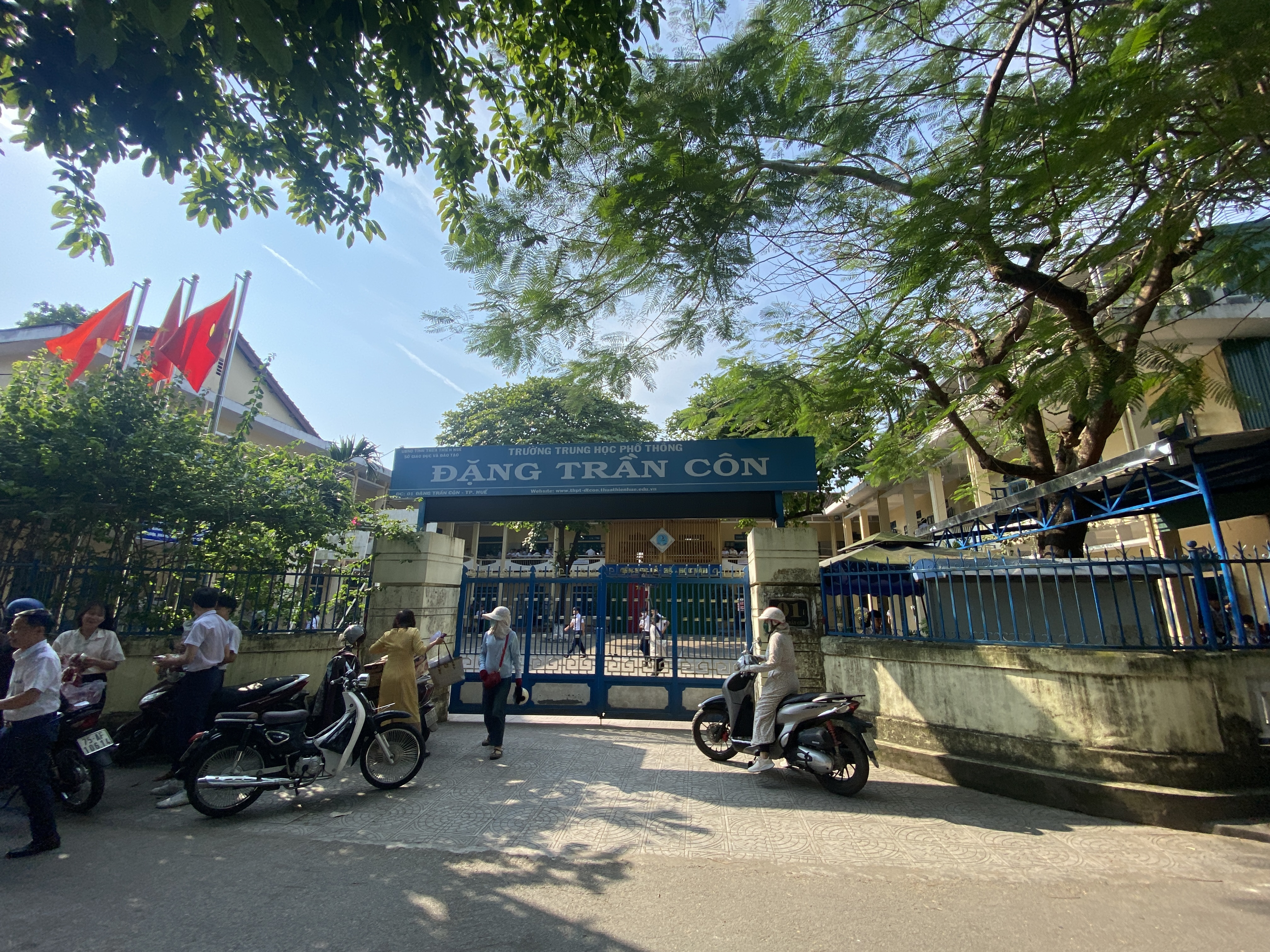 Siswa harus pergi bekerja karena mereka tidak berpartisipasi dalam perjalanan berkemah di kawasan wisata - 1 Học sinh phải đi lao động vì không tham gia hội trại ở khu du lịch - 1