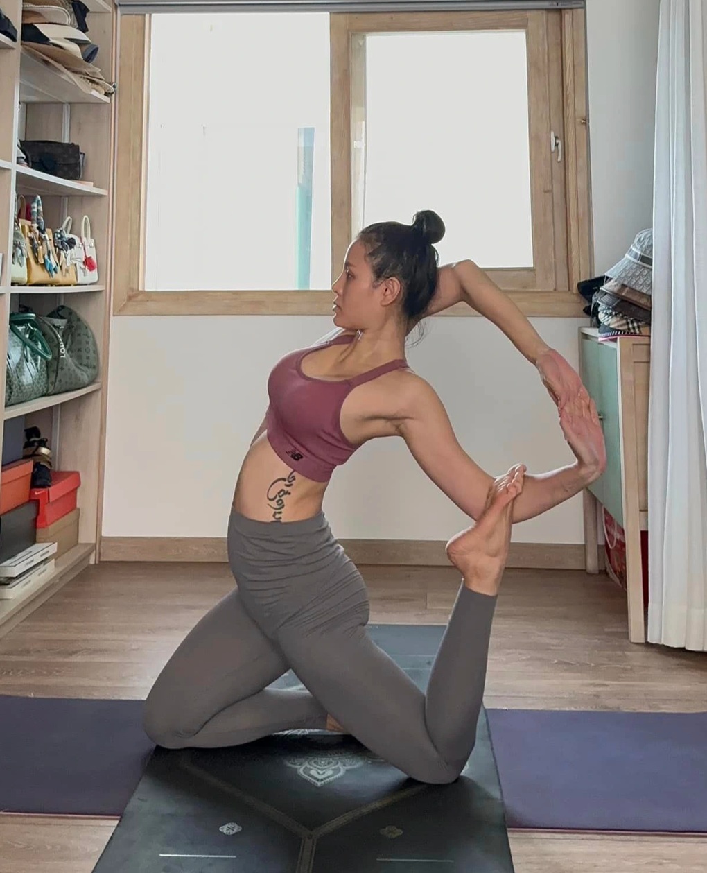 Phương Trinh Jolie mang bầu lần 3: Vóc dáng gợi cảm, tập động tác yoga khó - 3