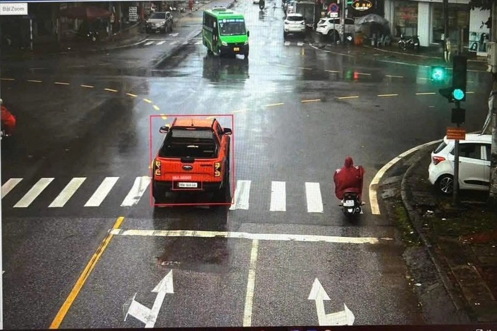 Vượt đèn đỏ, xế hộp lộ biển siêu đẹp 98A-96868 giả - 1