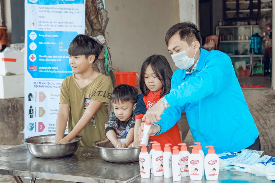 Phát 5.000 khẩu trang, nước rửa tay miễn phí cho học sinh vùng biển - 18 Phát 5.000 khẩu trang, nước rửa tay miễn phí cho học sinh vùng biển - 18