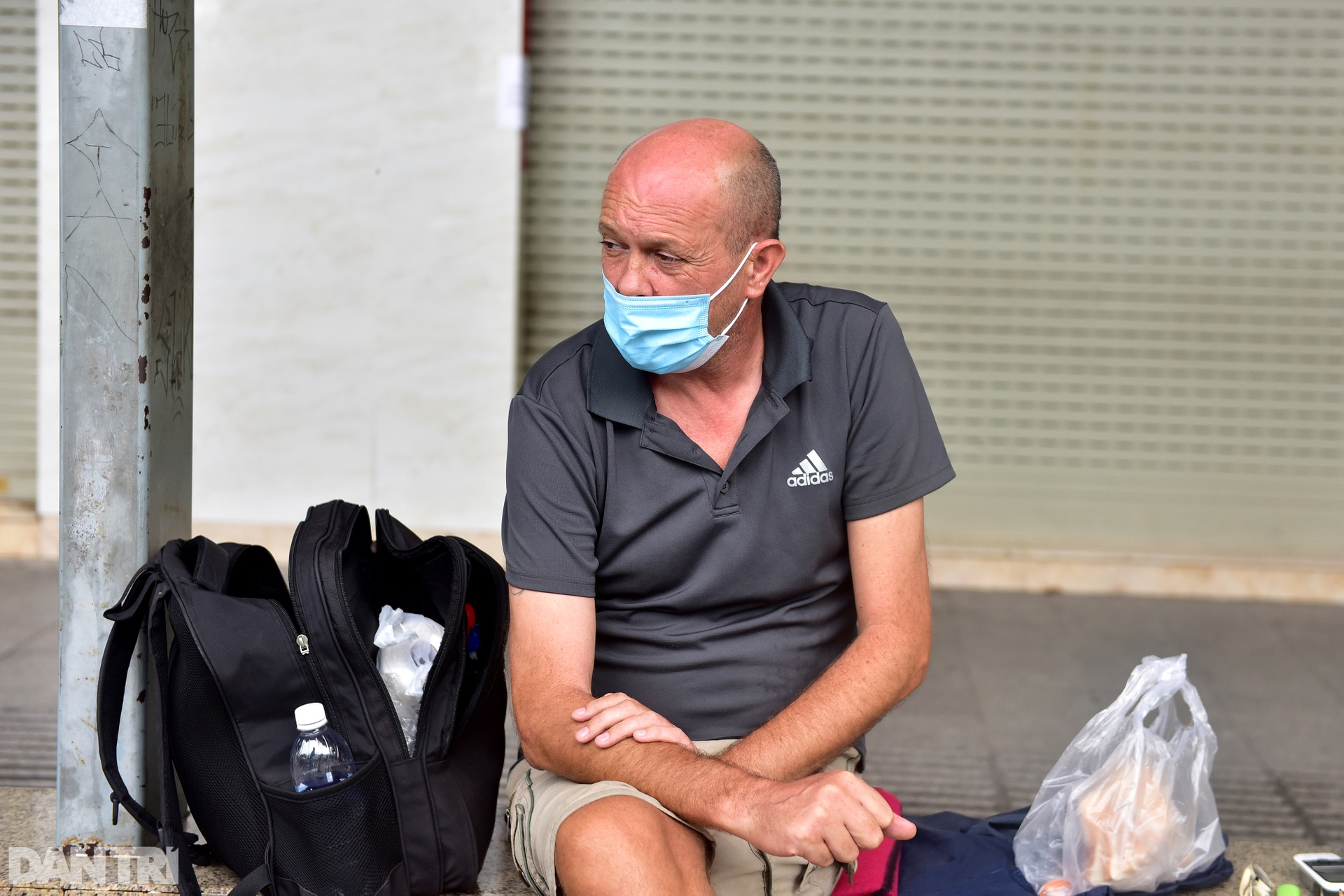 Thầy giáo Tây ở Sài Gòn: Mong học trò không thấy cảnh tôi nhận đồ ăn - 1 Thầy giáo Tây ở Sài Gòn: Mong học trò không thấy cảnh tôi nhận đồ ăn - 1