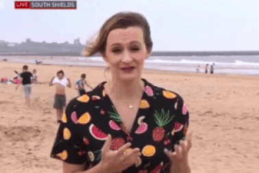 Cậu bé nghịch ngợm trước ống kính truyền hình khiến người xem bật cười