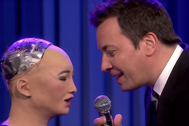 Robot Sophia hát karaoke như người thật khiến cả thế giới choáng váng