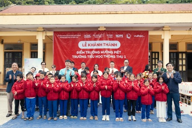 Chuyến xe Home Love đến Nghệ An tiếp sức trẻ vùng sâu đến trường