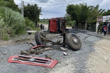 Ô tô tải đâm vào vách đồi, rơi 2 bánh xe ra ngoài