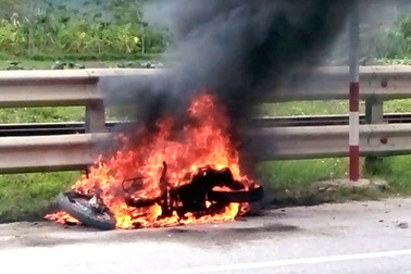 Nam thanh niên nghi ngáo đá, tự đốt xe trên quốc lộ